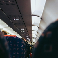 Presenetljiv razlog, zakaj v letalu nikoli ne bi smeli sedeti na tem koncu – sedeži so prava nočna mora