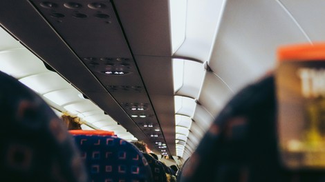 Presenetljiv razlog, zakaj v letalu nikoli ne bi smeli sedeti na tem koncu – sedeži so prava nočna mora