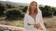 Iris Ošlaj pevka videospot Čez vse galaksije