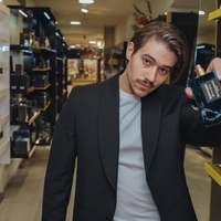 Večer vonjev in elegance v Ikoni: Bojan Cvjetićanin v družbi znanih Slovencev predstavil novo zimsko dišavo (FOTO)