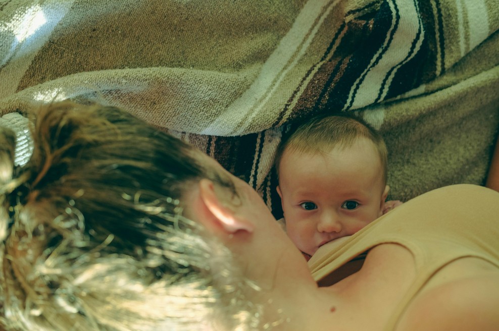 Je materino mleko po pitju alkohola večer prej varno za dojenčka? Mamica je naredila test (foto: Unsplash/Ayla Meinberg)