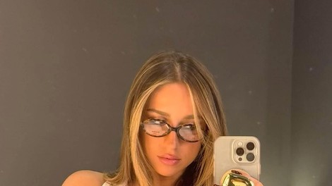 dekle s selfijem v ogledalu