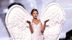 Supermodeli in ikone iz sveta mode: oglejte si utrinke iz težko pričakovane revije Victoria's Secret
