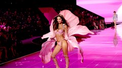 Supermodeli in ikone iz sveta mode: oglejte si utrinke iz težko pričakovane revije Victoria's Secret