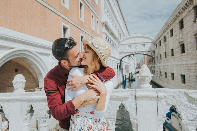 Pari, ki v resnici niso srečni, pogosto uporabljajo te na videz ljubezenske fraze, ki so lahko rdeče zastavice v romantični preobleki