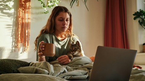 "Moja koža je dobesedno lačna dotika, telo hrepeni po objemu ..." (resnična izpoved o plateh samskosti, o katerih ne govorimo pogosto)