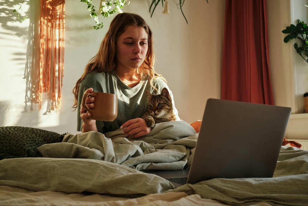 "Moja koža je dobesedno lačna dotika, telo hrepeni po objemu ..." (resnična izpoved o plateh samskosti, o katerih ne govorimo pogosto) (foto: Unsplash)