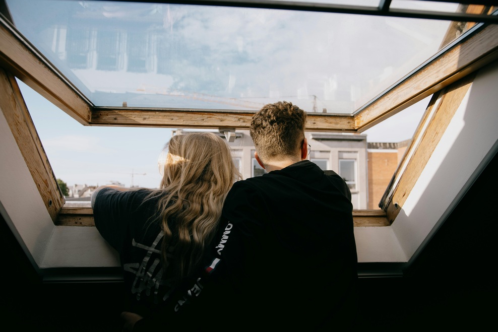 "Ponudili so mi službo, ki bi mi spremenila življenje – a moj partner se noče preseliti" (razočarana izpoved) (foto: Unsplash)