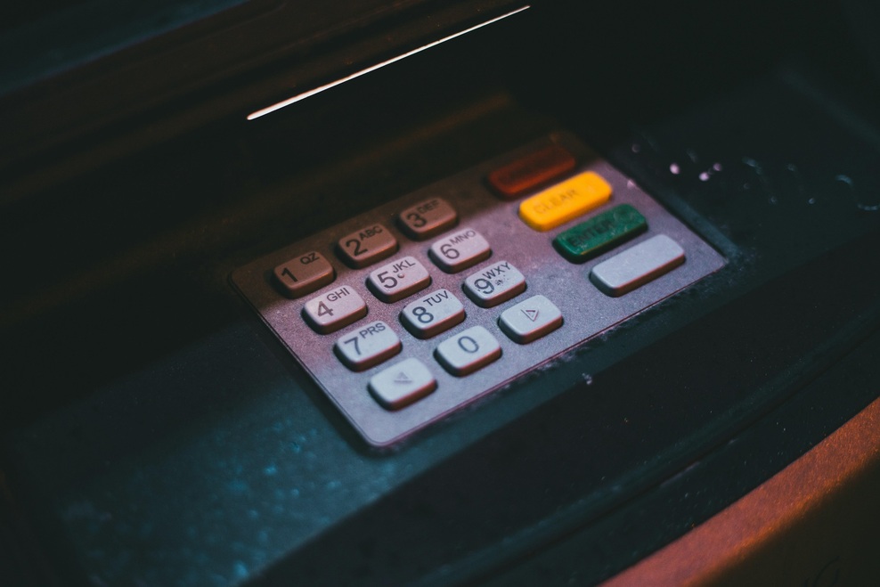 Številni ne poznajo "pravila 10 evrov" na bankomatu, a posledice so lahko precej resne (foto: Unsplash)