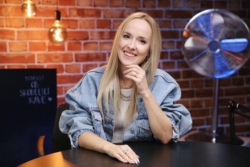 Nasmejana in energična Nika Kljun povsem iskreno o vzponih in padcih: "Čutila sem, da si moram pomagati" (Avtor/Vir: Aleksandra Saša Prelesnik/AML) Nika Kljun metropolitan podkast ob skodelici kave živa avžner