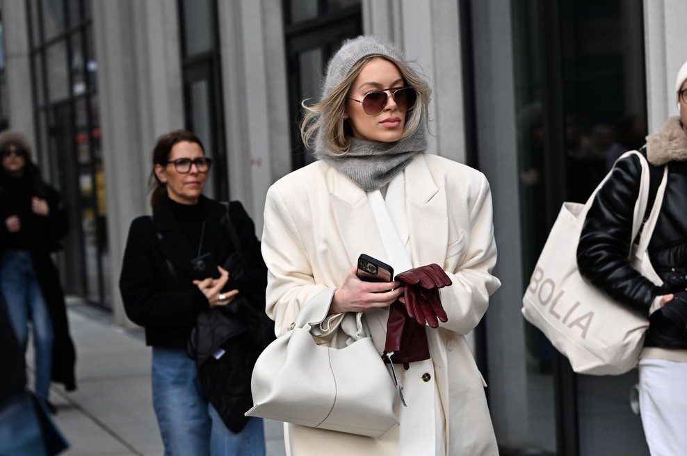Pozabite na črno, plašč v tej barvi je vse, kar potrebujete za elegantno zimo (foto: Profimedia)