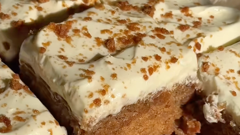 (RECEPT) Jesenska torta z banano in cimetom: kot nalašč za sladkanje v dolgih večerih