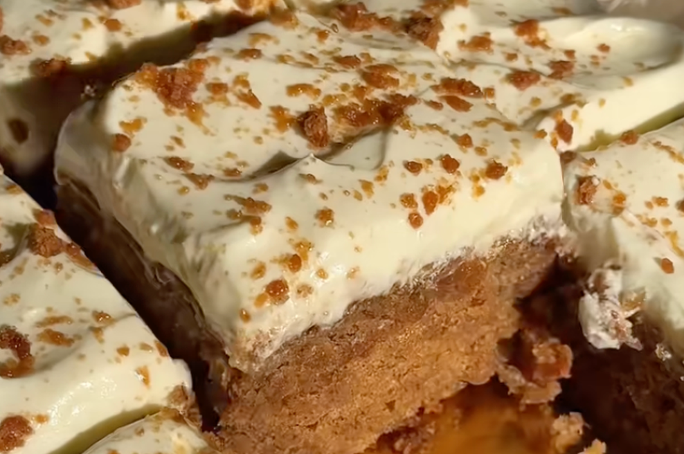 (RECEPT) Jesenska torta z banano in cimetom: kot nalašč za sladkanje v dolgih večerih (foto: TikTok/thefeedfeed/posnetek zaslona)