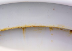 Kako za vedno odstraniti rumene madeže v WC školjki? To je trik naših babic, ki nadomesti vsa draga čistila