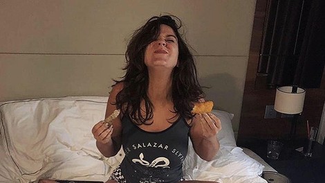 ženska na postelji s hrano