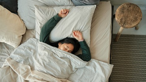 spanje spanec spalnica postelja ženska