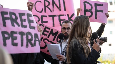 Kaj se dogaja s Petro Parovel? Pred sodiščem jo je pričakalo več protestnikov!