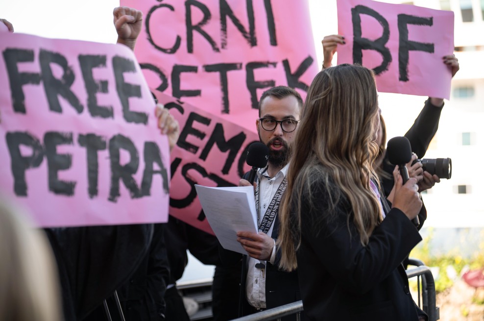Kaj se dogaja s Petro Parovel? Pred sodiščem jo je pričakalo več protestnikov! (foto: SWY)