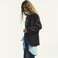 Kot nalašč za hladne jesenske dni: v ZARI smo našle oversize blazer v šik modni barvi