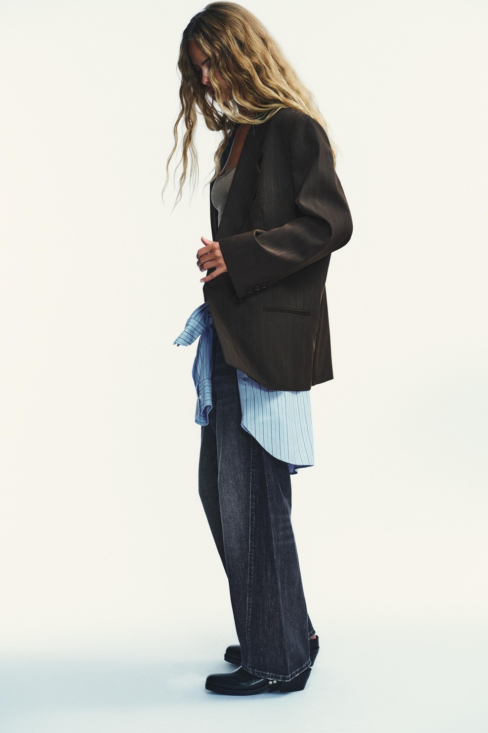 Kot nalašč za hladne jesenske dni: v ZARI smo našle oversize blazer v šik modni barvi (foto: ZARA)