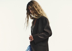 Kot nalašč za hladne jesenske dni: v ZARI smo našle oversize blazer v šik modni barvi