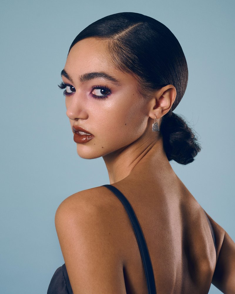 (Digitalna naslovnica) Jacki Girard nas pozdravlja v svet drznih kombinacij