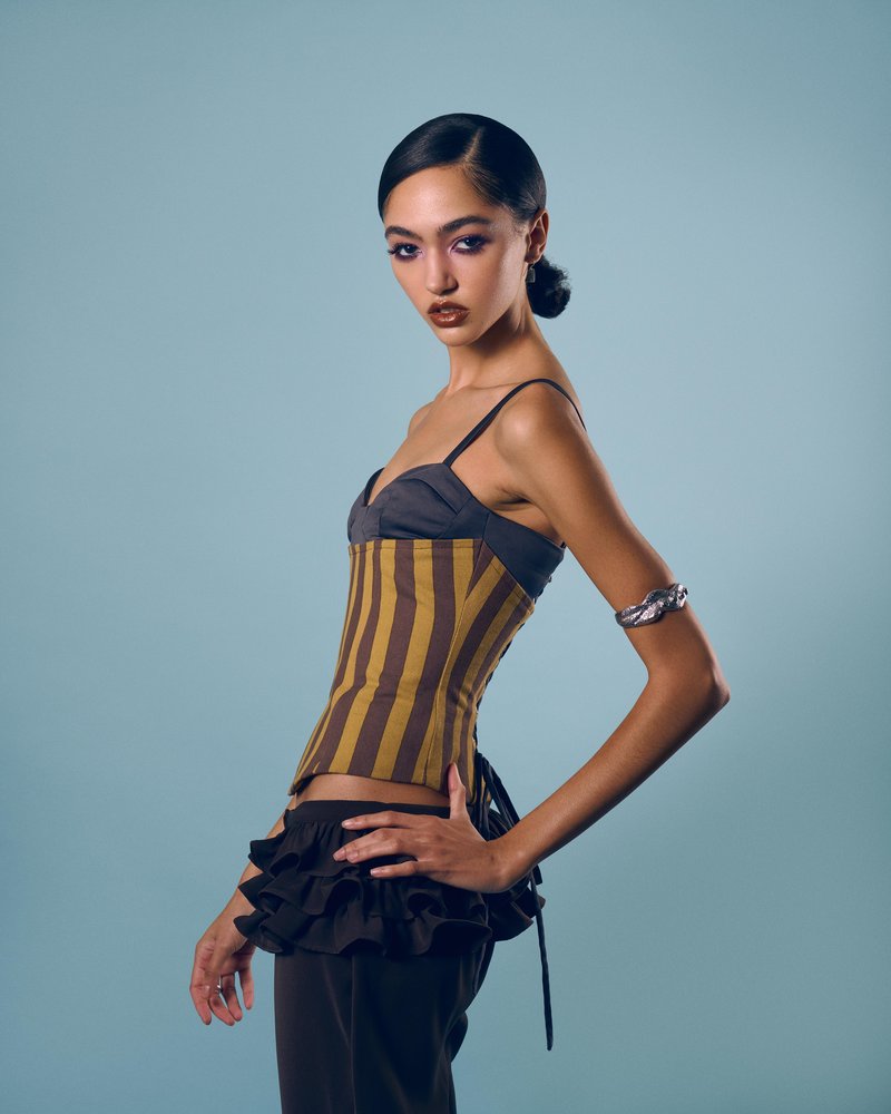 (Digitalna naslovnica) Jacki Girard nas pozdravlja v svet drznih kombinacij