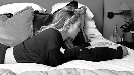 ženska leži na postelji