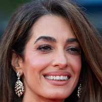 Retro glamur dolge bleščeče obleke nam bo še dolgo ostal v spominu, premore ga le Amal Clooney (FOTO)