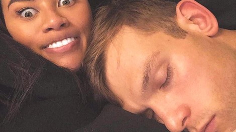 par leži v postelji