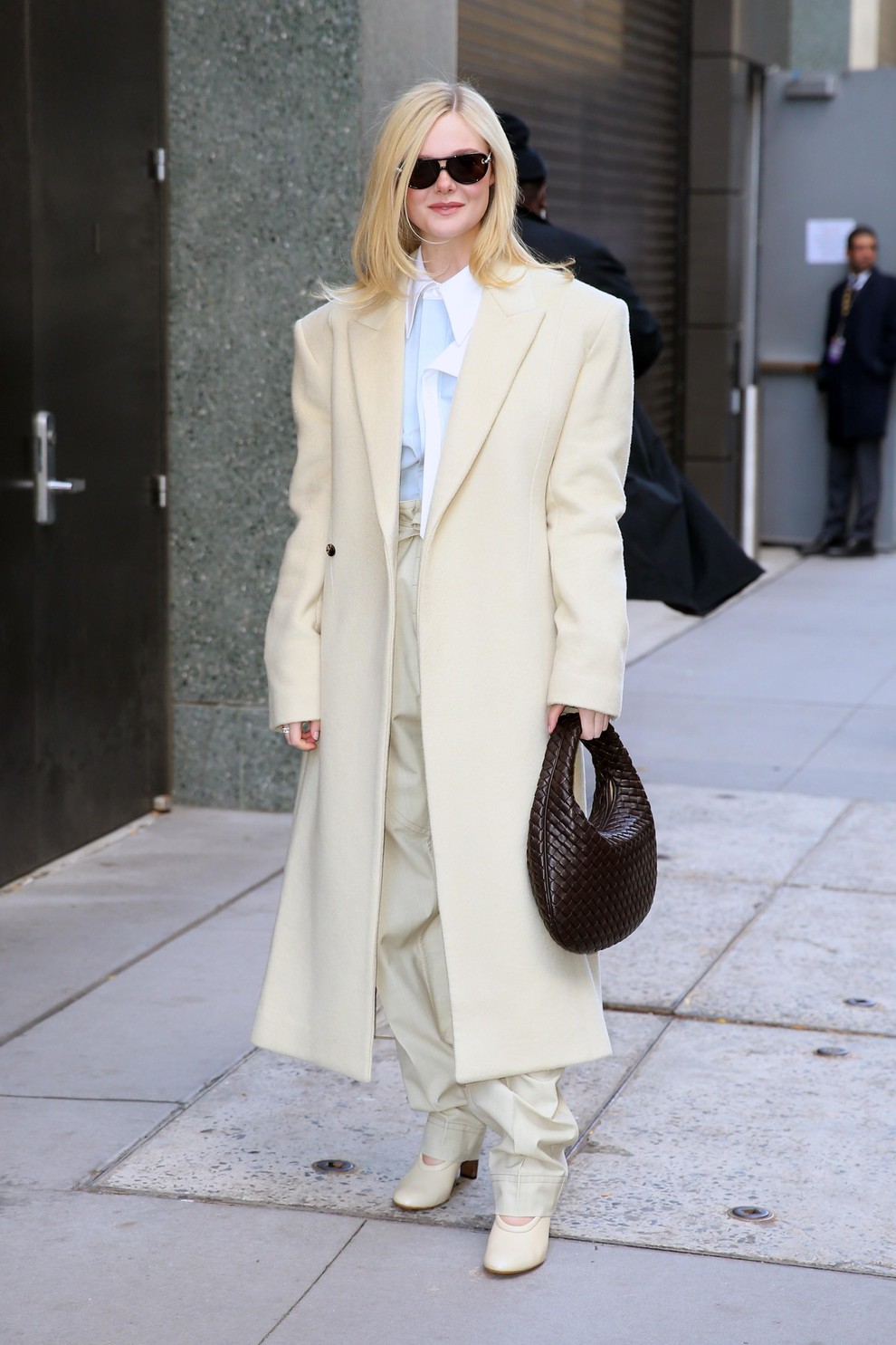 Med promocijo svojih novih filmov Predator: Badlands in Sentimental Value je igralka včeraj v New Yorku stopila na ulice v …