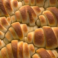 Stopili se vam bodo v ustih: recept za najmehkejše mlečne kifeljčke, ki presegajo celo tiste iz pekarne