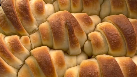 Stopili se vam bodo v ustih: recept za najmehkejše mlečne kifeljčke, ki presegajo celo tiste iz pekarne