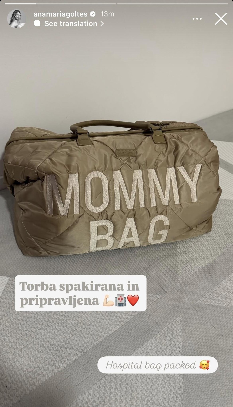 Na sobotno popoldne je objavila fotografijo s torbo, na kateri piše: "Mommy bag". Ampak to še ni vse. Dopisala je: …