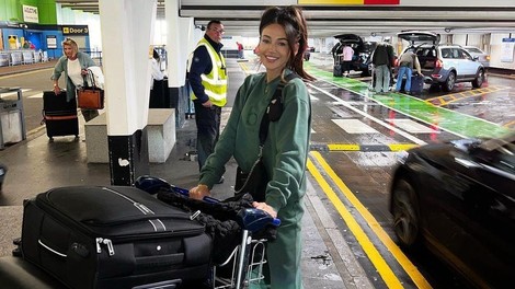 ženska na letališču