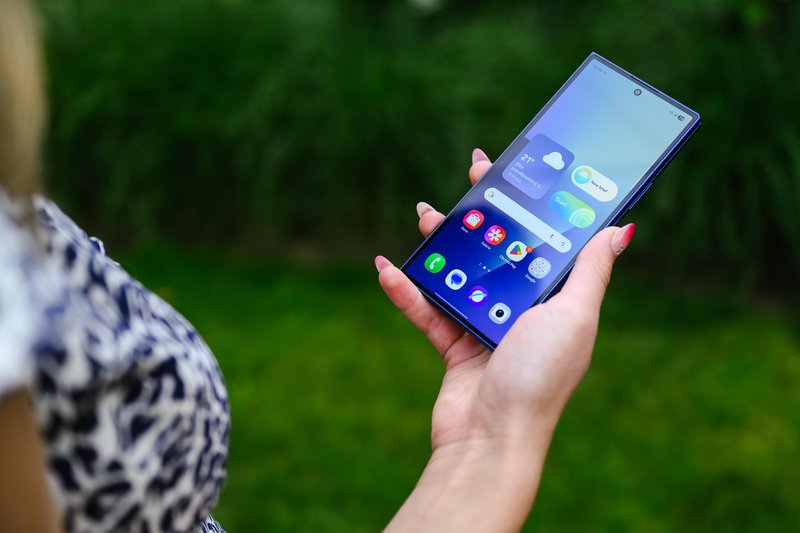 Kako sem svoj telefon spremenila v osebnega stilista in fotografa – in zakaj ga ne odložim več