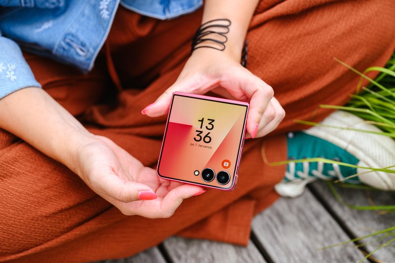 Kako sem svoj telefon spremenila v osebnega stilista in fotografa – in zakaj ga ne odložim več