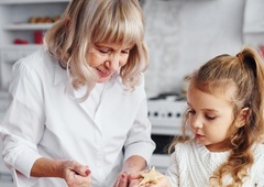 Katera babica ima v otrokovem srcu močnejše mesto - tista po mamini ali tista očetovi strani?