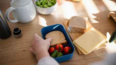 Poceni in hitra malica, ki gre v vsako torbo: pripravite jo iz le nekaj osnovnih sestavin