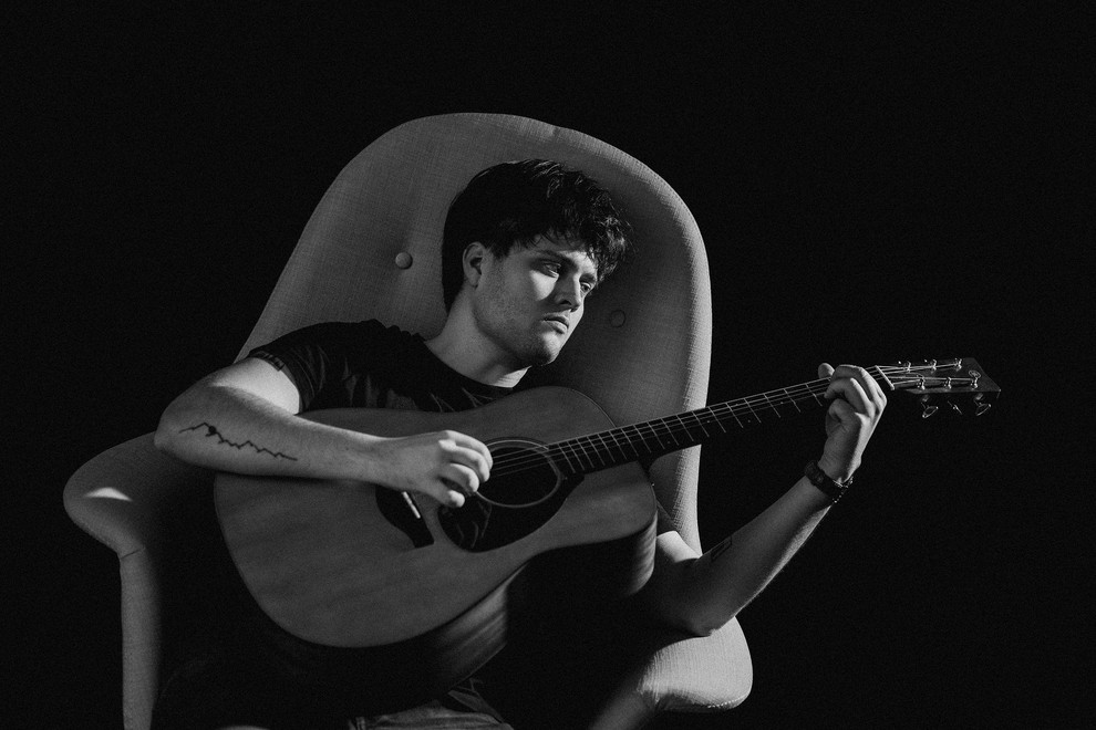 Kdo je glas, ki pritegne čedalje več pozornosti na naših radiih? To je Luka Drmič – z novim singlom Najina skrivnost!