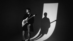 Kdo je glas, ki pritegne čedalje več pozornosti na naših radiih? To je Luka Drmič – z novim singlom Najina skrivnost!