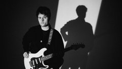 Kdo je glas, ki pritegne čedalje več pozornosti na naših radiih? To je Luka Drmič – z novim singlom Najina skrivnost!