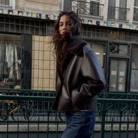 Obojestranska jakna iz Zare, ki nas je navdušila: na eni strani umetno krzno, na drugi pa elegantna različica