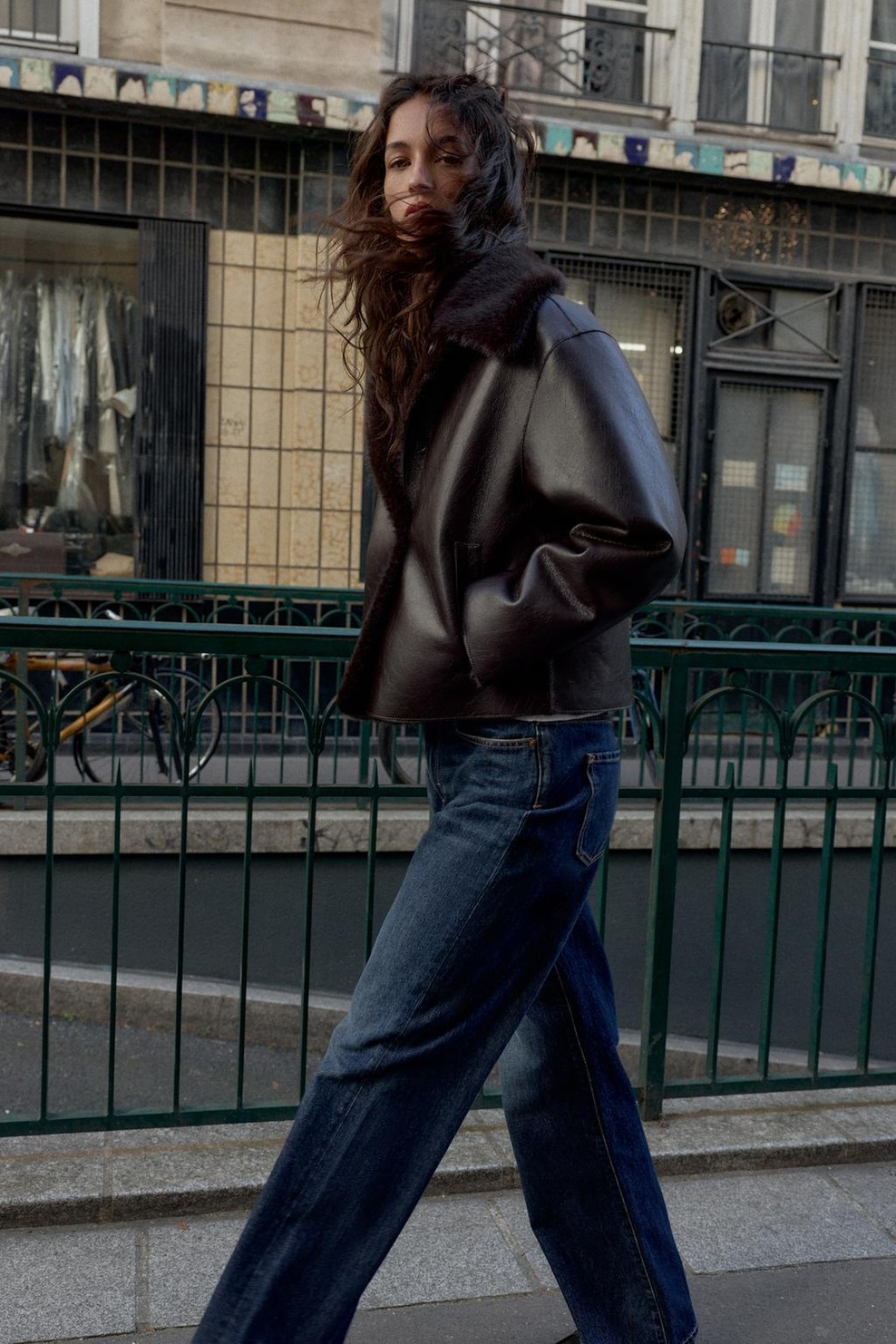 Obojestranska jakna iz Zare, ki nas je navdušila: na eni strani umetno krzno, na drugi pa elegantna različica (foto: ZARA)