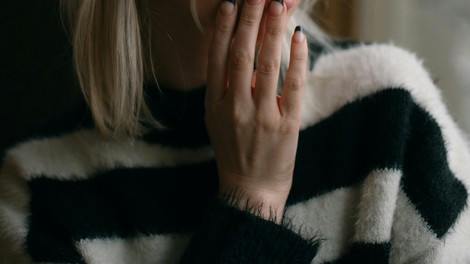 “Kako se znebiti psihopata?” Resnična zgodba Slovenke, ki jo po enem zmenku zasleduje moški