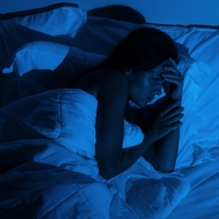 Kaj se v resnici dogaja z vašim telesom, če se vsak dan prebujate v temi?