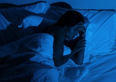 Kaj se v resnici dogaja z vašim telesom, če se vsak dan prebujate v temi?