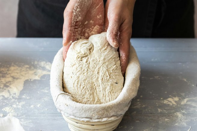 To je enostaven recept za najboljši hrustljav domač kruh, ki bo ostal svež še teden dni