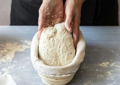 To je enostaven recept za najboljši hrustljav domač kruh, ki bo ostal svež še teden dni