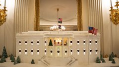 Melania Trump okrasila Belo hišo in splet je navdušen: "Je to najelepša dekoracija do zdaj?" (FOTO)